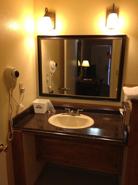 Park Avenue Inn & Suites Викторвилл Номер фото